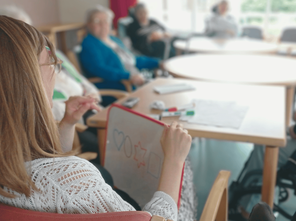 Comment animer un atelier mémoire en groupe : guide complet